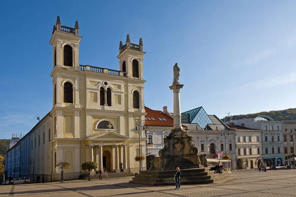 Kyrkan Frantisek Xaversky Square Centrum Pestkolonn Banska Bystrica Slovakien — Stockfoto