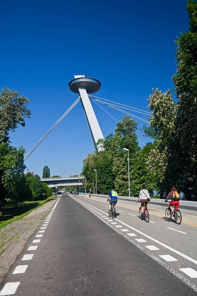 Ponte Snp Ciclistas Bratislava Eslováquia — Fotografia de Stock