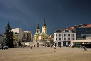 Zilina 'daki Tarihi Meydan, Kutsal Üçlü Katedrali (veya Halk Kilisesi), Roma Katolik Kilisesi, Slovakya  