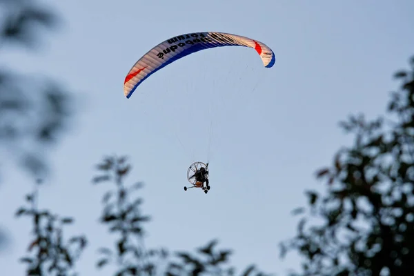 Paragliding Aviator Pilot Flying Slovakia Jazviny Parachute Engine Machine Flying — Stock Photo, Image