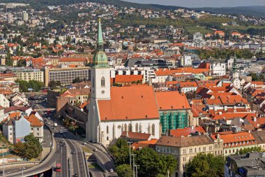 SNP köprüsü, şehir merkezi, Eski Şehir, St. Martina Gotik Katedrali, taç giyme töreni kilisesi, Bratislava, Slovakya.