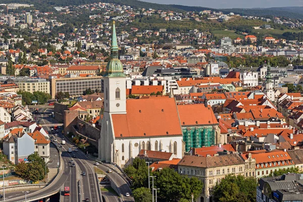 SNP köprüsü, şehir merkezi, Eski Şehir, St. Martina Gotik Katedrali, taç giyme töreni kilisesi, Bratislava, Slovakya.