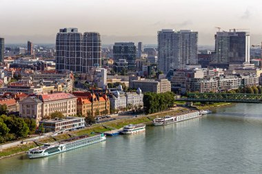 SNP köprüsü, Tuna Nehri, Bratislava, Slovakya.