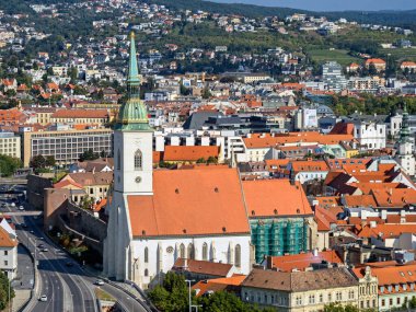 SNP köprüsü, şehir merkezi, Eski Şehir, St. Martin Gotik Katedrali, taç giyme töreni kilisesi, Bratislava, Slovakya.