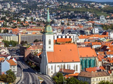 SNP köprüsü, şehir merkezi, Eski Şehir, St. Martin Gotik Katedrali, taç giyme töreni kilisesi, Bratislava, Slovakya.