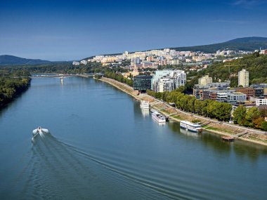 SNP köprüsü, Lafranconi köprüsü, konut arazisi Dlhe Diely, Tuna Nehri, Bratislava, Slovakya.