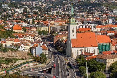 SNP köprüsü, şehir merkezi, Eski Şehir, St. Martin Gotik Katedrali, taç giyme töreni kilisesi, Bratislava, Slovaki