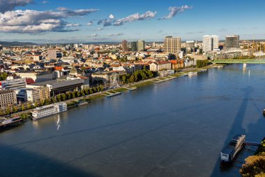 SNP Köprüsü, Merkez Şehir, Eski Şehir, Tuna Nehri, Bratislava, Slovakya.