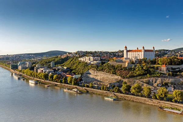 Bratislava Kalesi, Kale Tepesi, Parlamento, Nehir Parkı, Tuna Nehri, Slovakya.