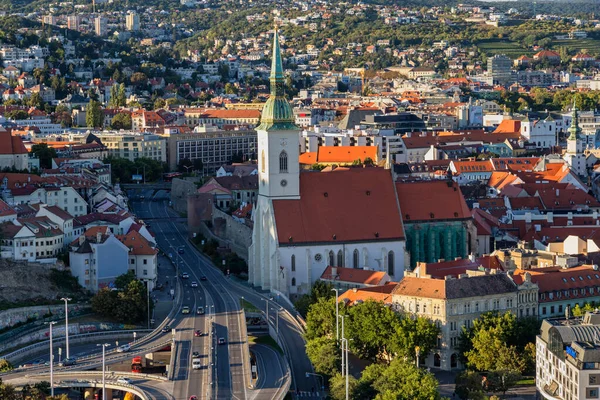 SNP köprüsü, şehir merkezi, Eski Şehir, St. Martin Gotik Katedrali, taç giyme töreni kilisesi, Bratislava, Slovaki