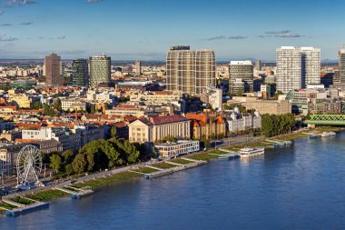 SNP köprüsü, Tuna nehri, şehir merkezi, Bratislava, Slovakya.