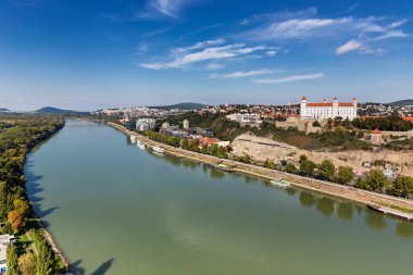 Bratislava Kalesi, Kale Tepesi, Parlamento, Nehir Parkı, Tuna Nehri, Slovakya.