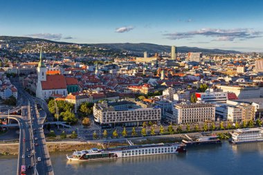 SNP köprüsü, şehir merkezi, St. Martin 'in Eski Şehir, Gotik Katedrali, Tuna Nehri, Park Oteli, Devin, Bratislava, Slovakya.