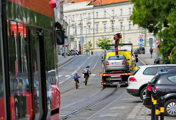 Towing Badly Parked Vehicle Bratislava Slovakia — Stock Photo, Image