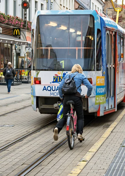 Ciclista Atrás Bonde Bratislava Eslováquia — Fotografia de Stock