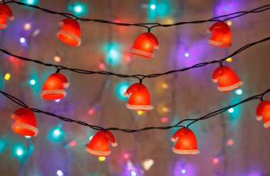 Orijinal Noel Baba şapkaları ile yeni yıl arka plan. Noel çelenk. Festival dekorasyon.