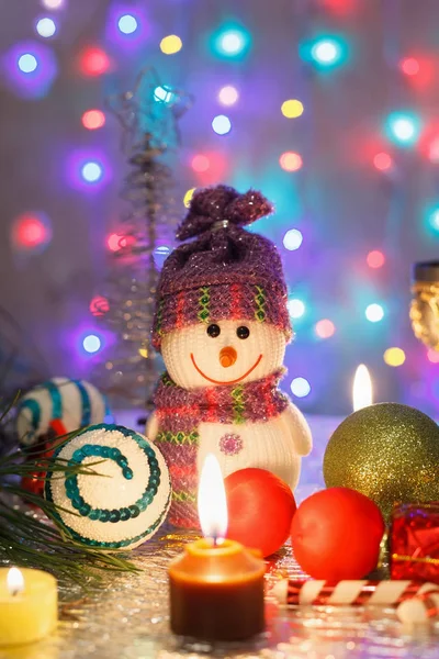 Yeni yıl arka plan bir kardan adam, gözlük ve mum