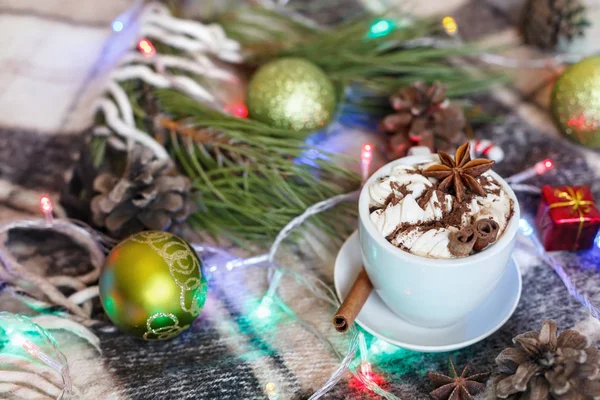 Bir fincan sıcak çikolata marshmallow ile. Yeni yıl açık renkli. Merhaba kış