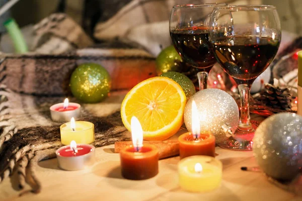 Noel arka plan. İki kadeh şarap yeni yıl süslemeleri. Yeni yıl ışık