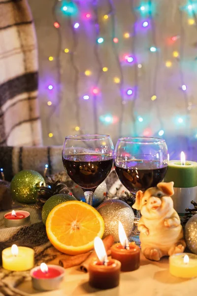 İki kadeh şarap yeni yıl süslemeleri. Noel arka plan. Domuz yılı