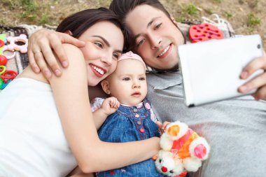 Küçük bir çocuk ile anne eğlenmek ve seyretmek a film tablet