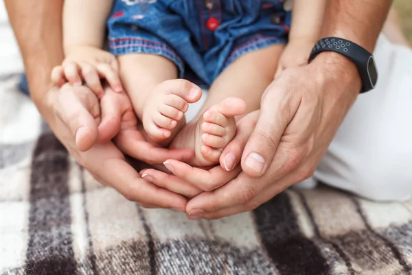 Anne elinde küçük bebek ayaklar