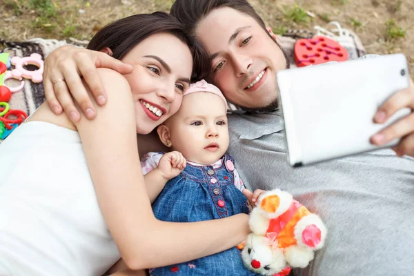 Küçük bir çocuk ile anne eğlenmek ve seyretmek a film tablet