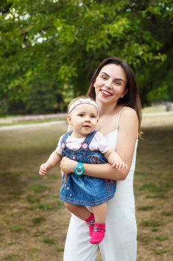 Genç gülümseyen anne kızıyla birlikte. Mutlu bir aile