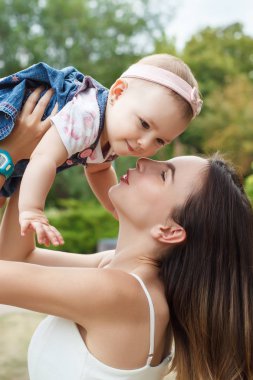 Mutlu anne ve küçük kızı