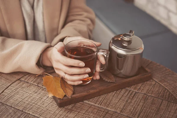 Bir fincan sıcak çay yakın çekim holding kızın eller