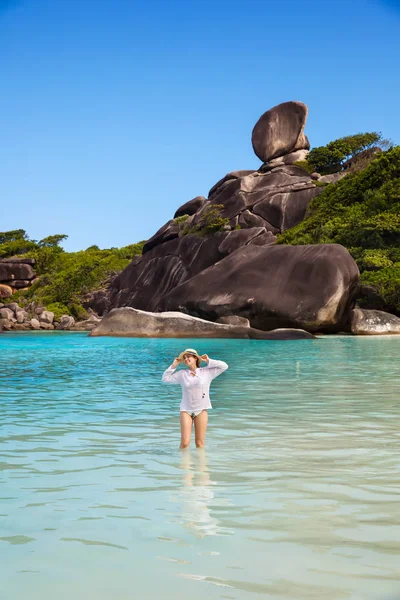Mutlu kadın Similan tropikal plaj Adaları. Tatil kavramı. Tayland