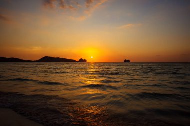 Tropik sahilde günbatımı. Gevşeme kavramı