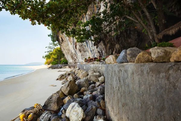 Plaża kawiarnia w jaskini. Pięknej tropikalnej plaży Tajlandia. Railay — Zdjęcie stockowe