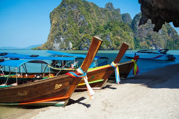 Tradycyjne longtail łodzi na tropikalnej plaży w pobliżu James Bond — Zdjęcie stockowe
