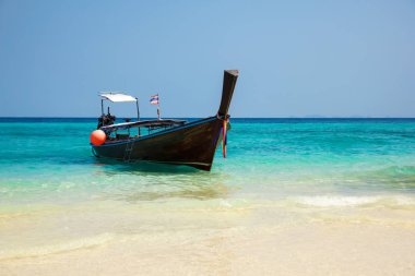 Geleneksel longtail tekne Koh Phi Phi yakınındaki tropik sahilde