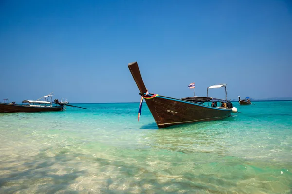 Geleneksel longtail tekne Koh Phi Phi yakınındaki tropik sahilde