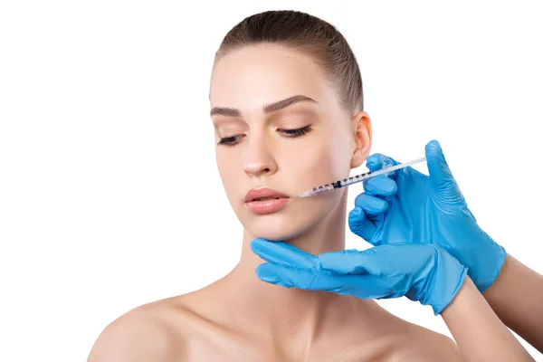 Mujer recibiendo inyecciones cerca de los labios. Tratamiento cosmético —  Fotos de Stock