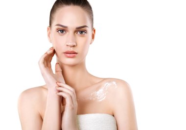 Vücut üzerinde kozmetik krem uygulayan kadın