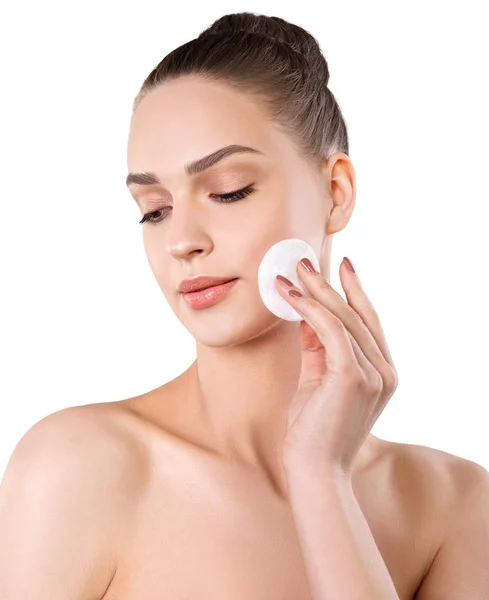 Güzel kadın yüzünü temizliyor. İzole kadın portre. Bea