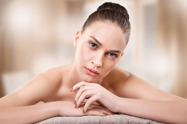 Güzel genç bir kadın spa tedavisi görüyor. Masaj