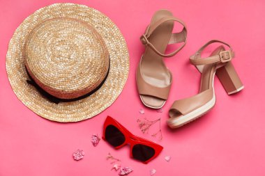 Moda yaz kadın giysileri güneş gözlüğü, ayakkabı ve şapka ile ayarlayın.