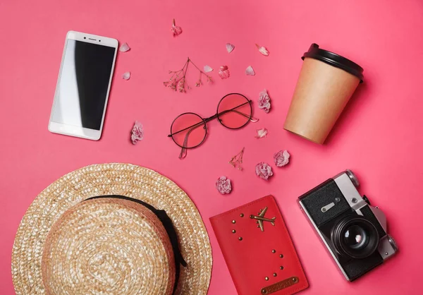 Aksesuarlar ve gezginler için öğeler. Pembe arka plan
