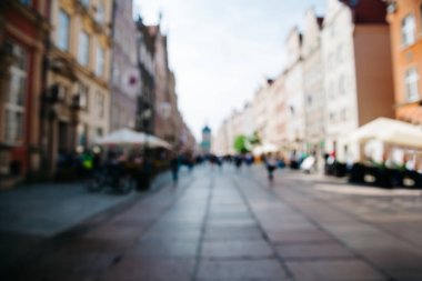 Bokeh'teki insanlar. Gdansk Caddesi, Polonya. Bulanık sokak 