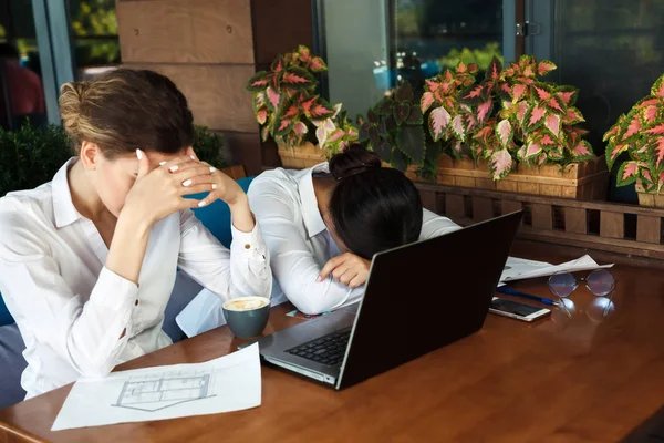 疲惫的商务女性在办公室头痛。辛勤工作 图库照片