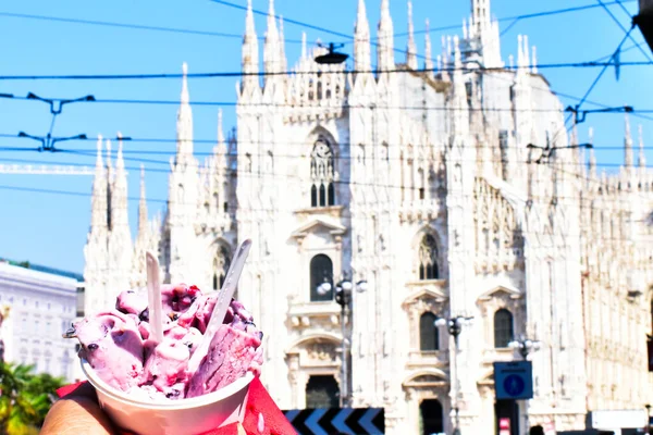 Мороженое Миланском Соборе — стоковое фото