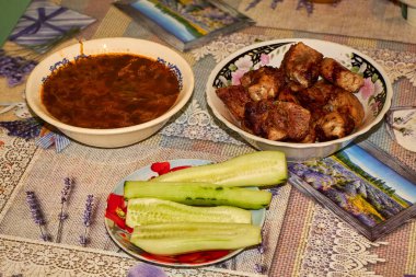 Izgara et, ekşi ve salatalık.