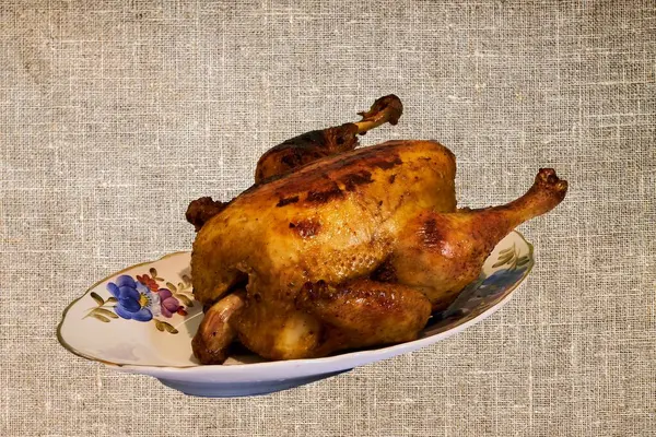 Gebratenes Huhn Auf Einem Teller — Stockfoto