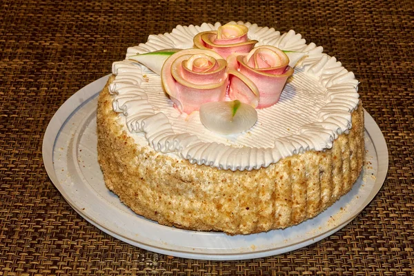 Торт Сливками Тарелке — стоковое фото