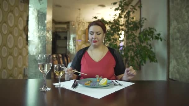 Vacker Medelålders Brunett Kvinna Röd Klänning Äta Mat Med Ätpinnar — Stockvideo