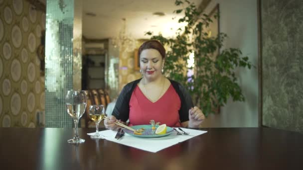 Atraente Sorrindo Meia Idade Morena Mulher Vestido Vermelho Comer Alimentos — Vídeo de Stock